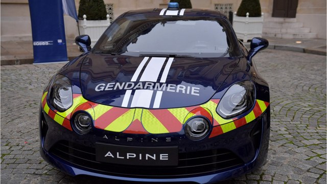 Au volant d'une Alpine A110, les gendarmes terminent dans le fossé