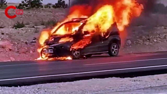 Seyir halindeki hafif ticari araç alev alev yandı