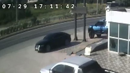 Son dakika haberleri | Otomobile taşla zarar verilmesi güvenlik kamerasına yansıdı