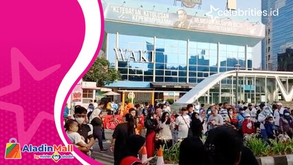 Warga Gelar Catwalk Diiringi Musik DJ Megan di Kawasan Citayam Fashion Week