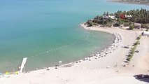 Sıcaktan bunalanlar, doğunun gizli denizi olarak bilinen Hazar Gölü'ndeki plajlara akın etti