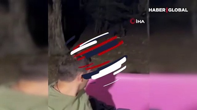 Bahçesine giren ayı ile konuşan adam