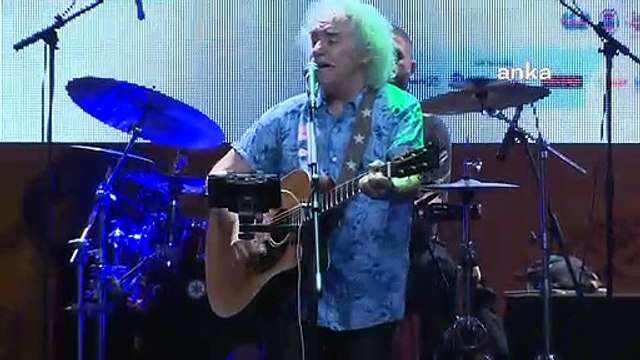 Yeni Türkü Konseri'nde ışıklar İlhan İrem için söndü