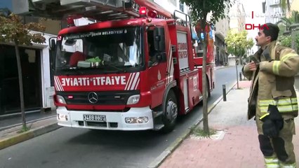 Yoldan geçenlere dehşeti yaşattı: Önüne gelene kezzap döktü!