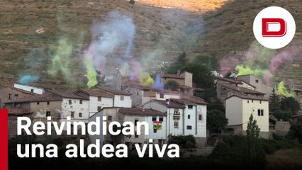Humo de colores en Peroblasco (La Rioja) para reivindicar una aldea viva