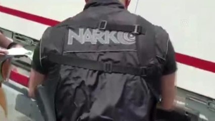 Cam yüklü tırda 8 kilo 958 gram toz esrar bulundu