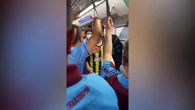 Bir Fenerbahçe taraftarı Trabzonsporlu taraftarlara üçlü çektirdi