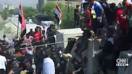 Irak'ta Sadr yanlıları yine parlamentoyu bastı