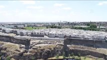 Diyarbakır gündem haberleri... DİYARBAKIR - Tarihi surlarda yaklaşık 1700 yıllık amfora bulundu