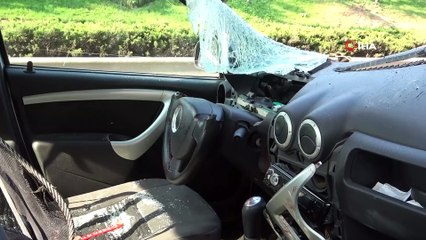Akıl almaz olay! Seyir halindeki otomobilin üstüne düşerek camından içeri girdi, yaralılar var