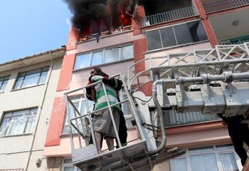 Son dakika haberi: YANGINDA ALEVLERİN ARASINDA KALAN GENÇ, SON ANDA KURTARILDI