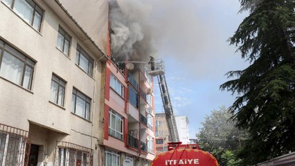 Yangında alevlerin arasında kalan genç, son anda kurtarıldı