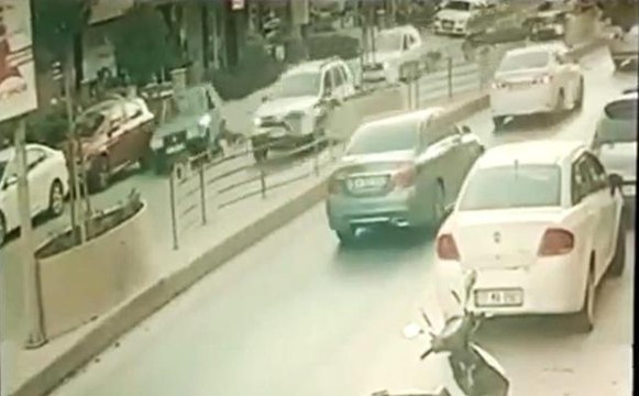 Yalova haber... Yalova'da makas atan otomobil kaza yaptı