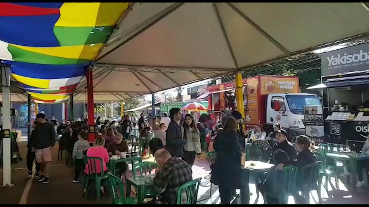 Cascavelenses aproveitam a Feira do Teatro nesta manhã de domingo
