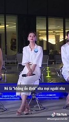 Nam Em trả lời câu hỏi trong phần thi Head to Head Challenge