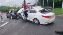 고속도로 빠져나온 승용차가 주차된 화물차 '꽝'...70대 운전자 부상 / YTN