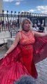 A peine croyable : Des policiers empêchent la cantatrice Veronica Antonelli de chanter devant le Sacré Coeur à Montmartre , estimant que c'est un trouble à l'ordre public