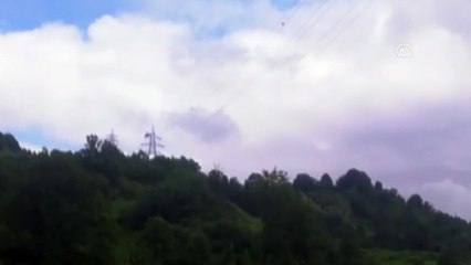 Yüksek gerilim hatlarına bakım yapan helikopter paniğe neden oldu!