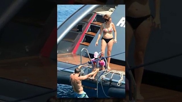 Yemekteyiz'in ünlü sunucusu Zuhal Topal, siyah bikinisiyle kumda sere serpe poz verdi