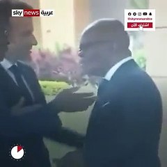 موقف محرج... وزير خارجية بنين ينفض كتفه بعد أن لمسه ماكرون خلال زيارته شاهد_سكاي