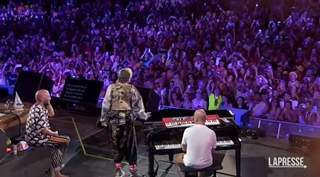 Al Jova beach party si ride con Checco Zalone: anche Lorenzo e Sangiorgi cantano Angela