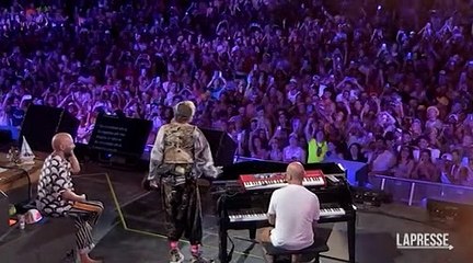 Al Jova beach party si ride con Checco Zalone:  anche Lorenzo e Sangiorgi cantano "Angela"