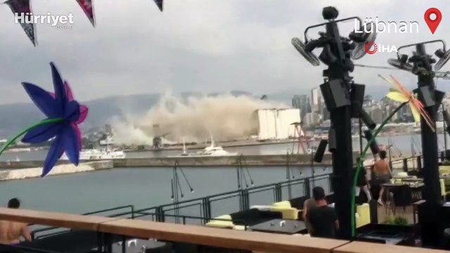 Beyrut Limanı’ndaki patlamada ağır hasar gören tahıl silosu yaklaşık 2 yıl sonra kısmen yıkıldı