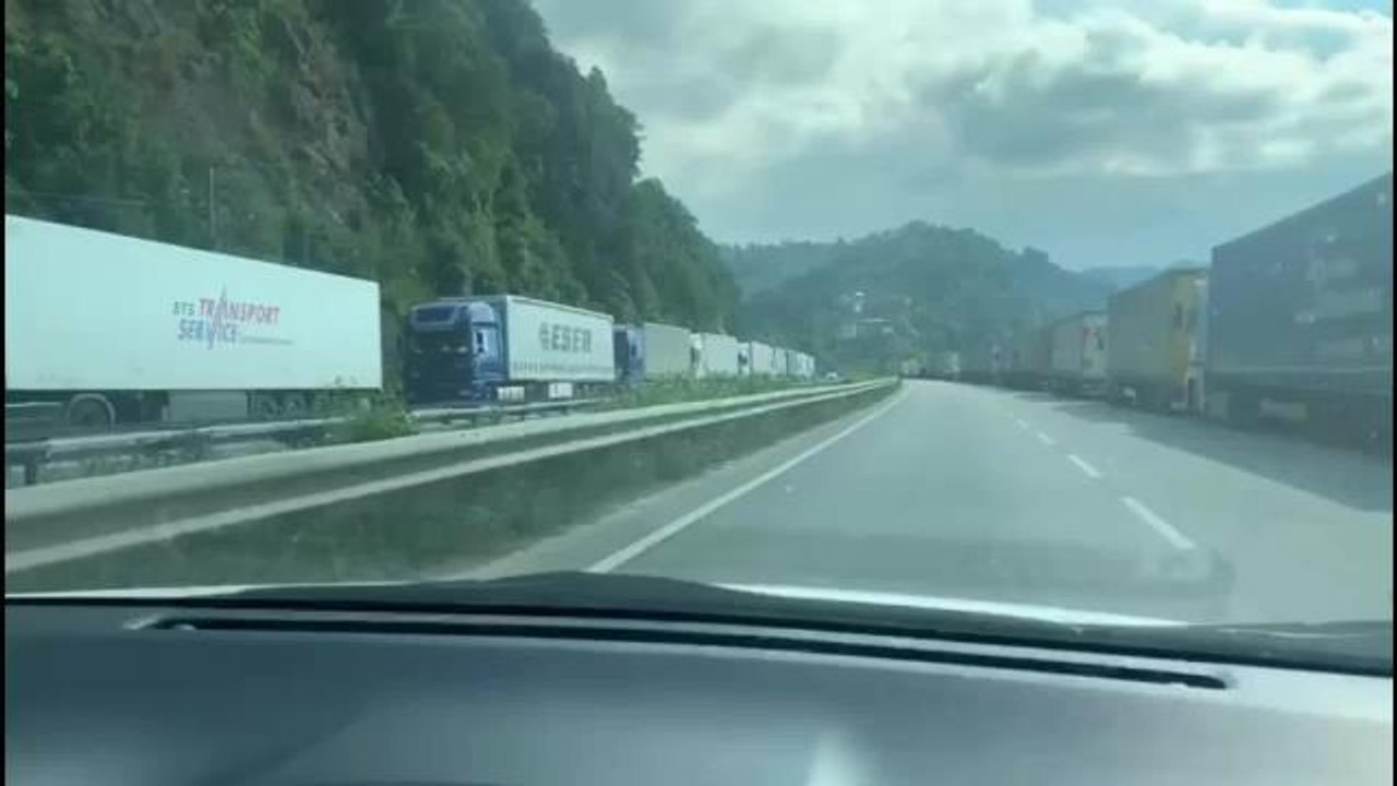 Artvin haberleri! CHP Artvin Milletvekili Bayraktutan Sarp Sınırındaki Kuyruğa Tepki Gösterdi: "Duvardan Ses Var Yetkililerden Ses Yok"