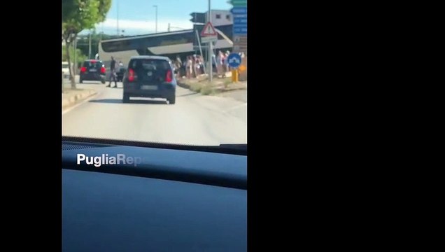 Trani: passeggeri scendono dall'autobus incastrato allo svincolo per la Statale 16 - VIDEO