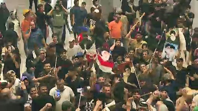 الصدر يدعو إلى توسعة الاحتجاجات مع استمرار اعتصام مناصريه في البرلمان