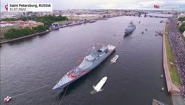 Главный военно-морской парад РФ прошел в акватории древней Невы и легендарного Кронштадта