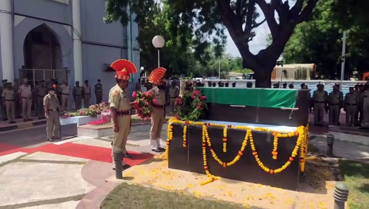 बाड़मेर पहुंची शहीद की पार्थिव देह, कल पैतृक गा...