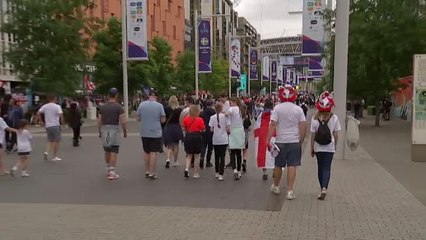 下载视频: Miles de fans esperan ansiosos la final de la Eurocopa femenina de fútbol entre Inglaterra y Alemania