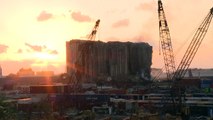 Se derrumban parte de los dañados silos del puerto de Beirut tras incendio