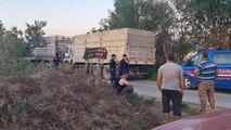 İzmir haberleri... İzmir'de iki kamyonun arasında sıkışan şahıs hayatını kaybetti