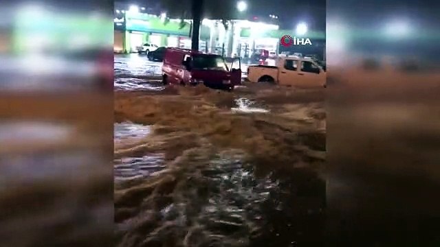 Son dakika haberleri... Riyad'ı sel vurdu, cadde ve sokaklar göle döndü