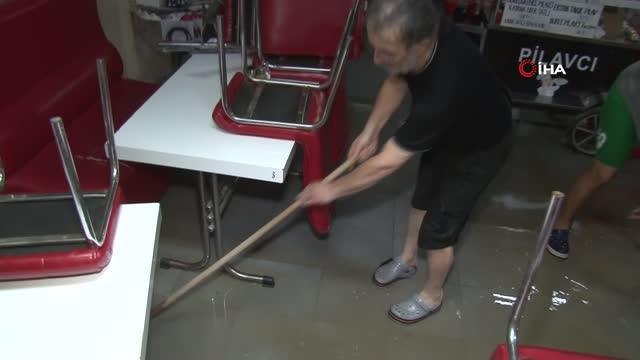 Son dakika haber! Edirne'yi yaz ortasında sel vurdu: Ev ve iş yerlerini su bastı, yollar göle döndü