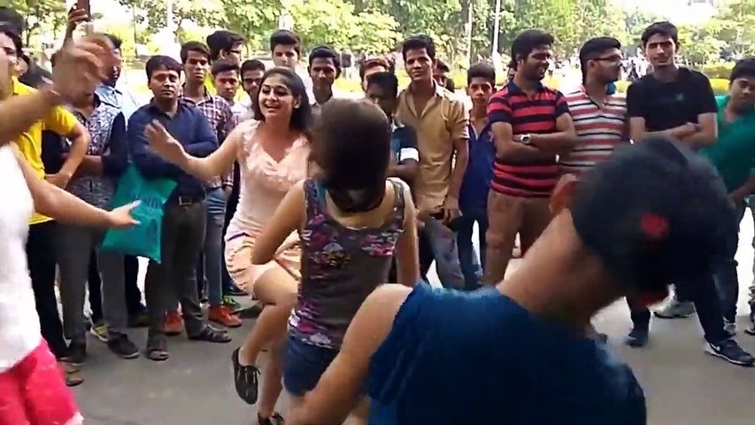 Delhi Girls Dance on road