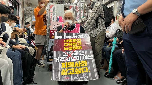 전장연, 한 달 만에 출근길 지하철 탑승 시위 재개...5호선 1시간 지연 / YTN