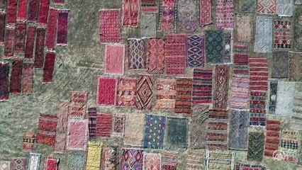 Güneşe serilerek renkleri pastelleştirilen halı ve kilimler yurt dışından alıcı buluyor