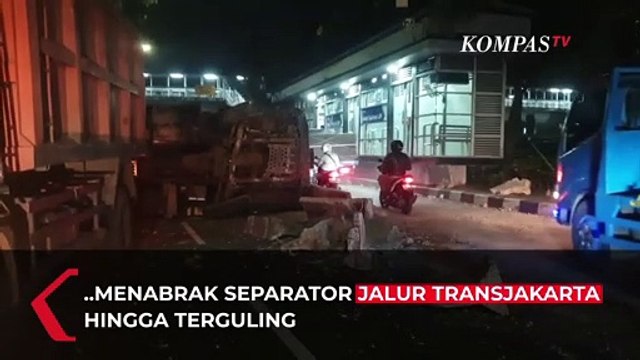 Truk Sampah Pemprov DKI Terguling Hingga Tutup Badan Jalan, Diduga Pecah Ban