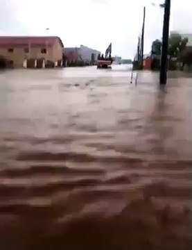 Ouganda: Neuf personnes ont été tuées et de nombreuses autres sont portées disparues après des inondations destructrices causées par de fortes pluies et des rivières en crue à Mbale - VIDEO