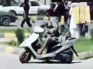 Taliban, sokakta yürüyen bir kadını kırbaçladı!