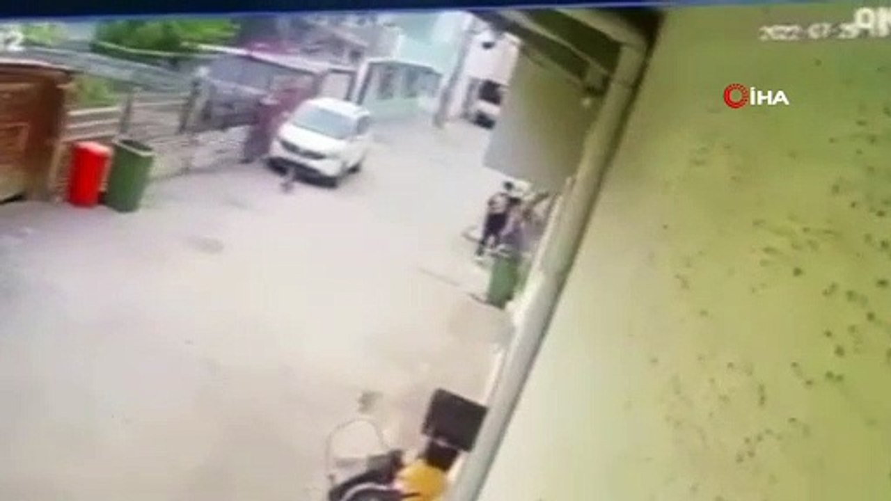 Motokurye, küçük çocuğa çarpmamak için kendi canını böyle hiçe saydı O anlar kamerada