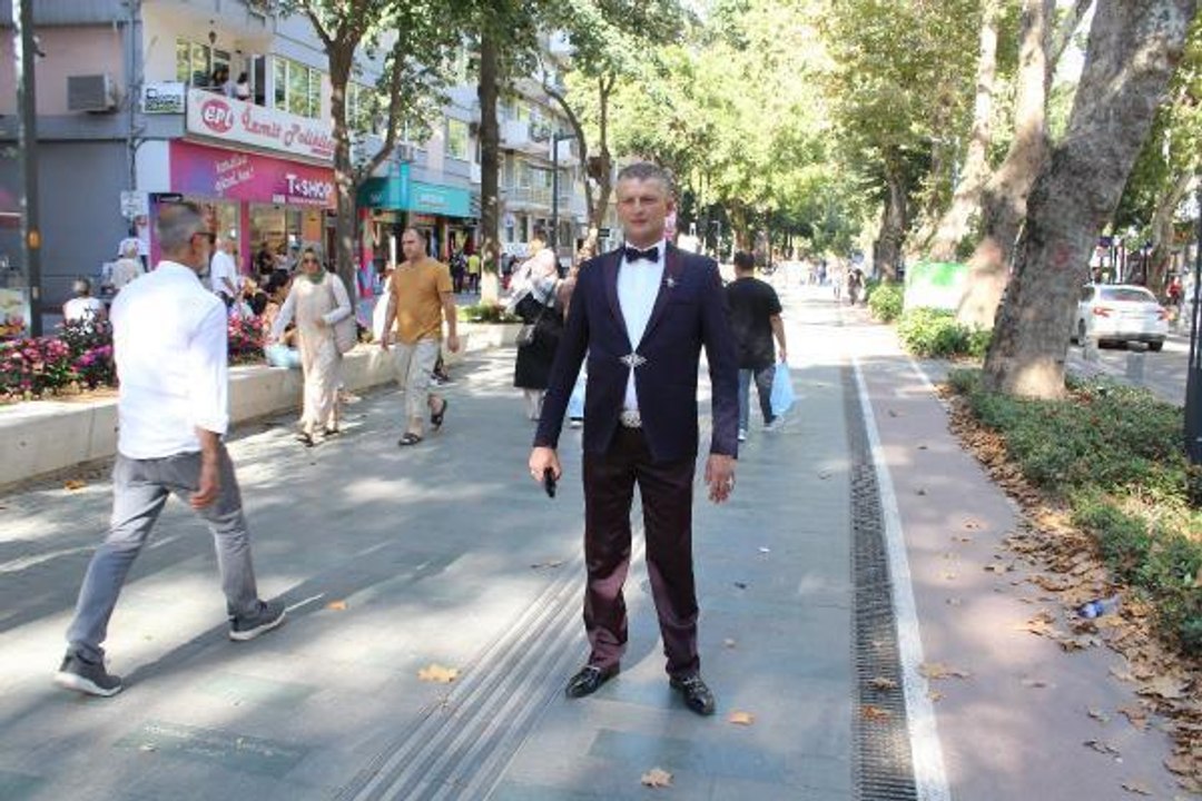 SİCİLYA'DAN ETKİLENİP HER GÜN DAMAT GİBİ GİYİNEN 'FERDİ ROMEO', EVLENMEK İSTİYOR