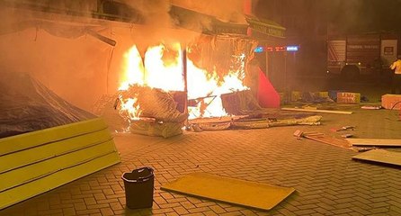 Bakırköy’de kitap evinin önündeki kitaplar alev alev yandı