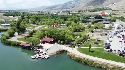 Sıcaktan bunalan vatandaşlar havuzda serinledi