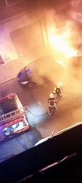 Los bomberos evitan el incendio de una fachada y un coche en Huerta de la Reina