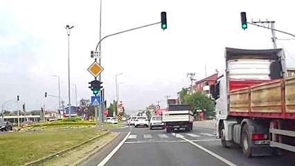 Kamyoneti otomobil gibi kullanan sürücü yürekleri ağıza getirdi