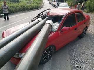 Bir tonluk borular otomobile ok gibi saplandı